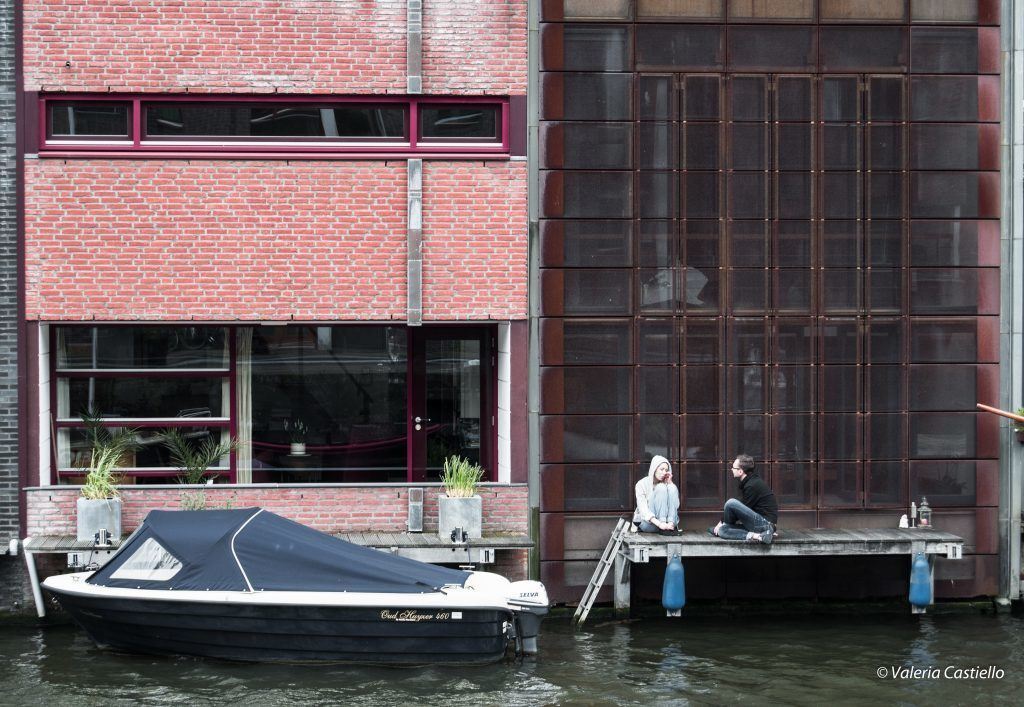 Scene di vita quotidiana- Borneo-Sporenburg, Amsterdam : ci si rilassa davanti alla propria casa galleggiante 