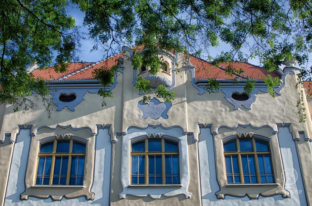 La Grammar School in foto e l'adiacente Chiesa Blu, entrambe di Ödön Lechner, sono gli unici esempi di architettura secessionista ungherese a Bratislava