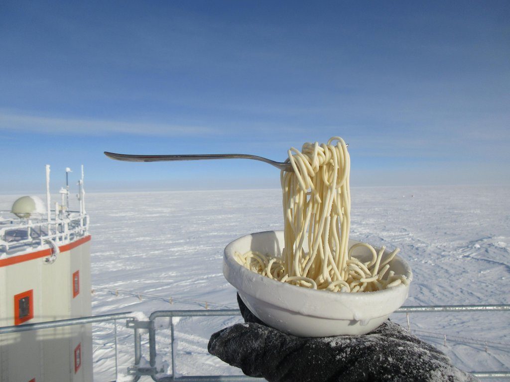 Mangiare la pasta a -70°C - Base italo-francese Concordia ©Cyprien Verseux-Carmen Possnig