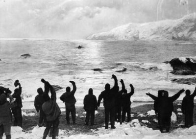 Il salvataggio del 24 aprile 1916 sull'Isola Elefante_foto di Frank Hurley